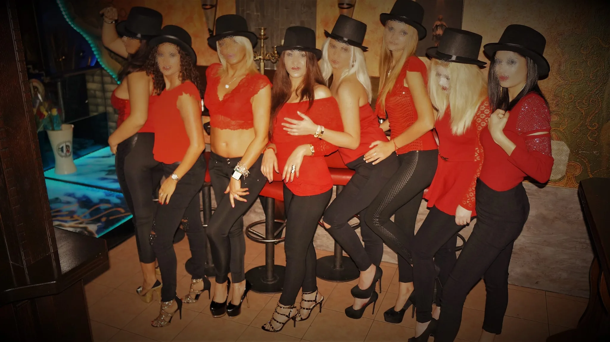 Elegantes Bühnenoutfit in exklusiver Club Atmosphäre Wien