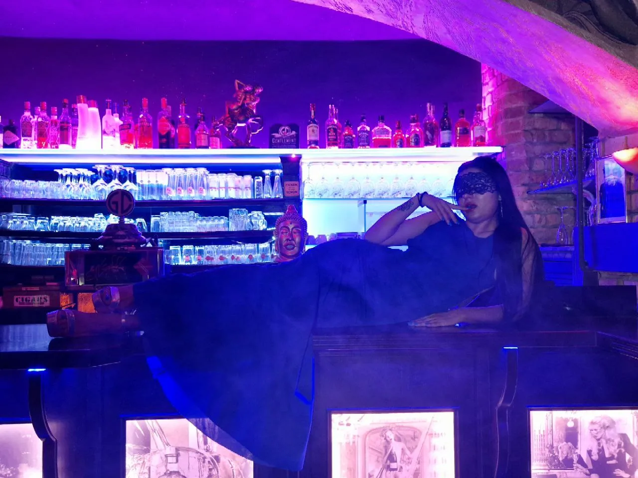 Stilvolle Frau in diskreter Club Atmosphäre Wien